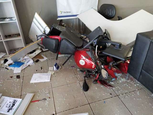 Moto bate em poste e invade loja ap&oacute;s tentativa de ultrapassagem 
