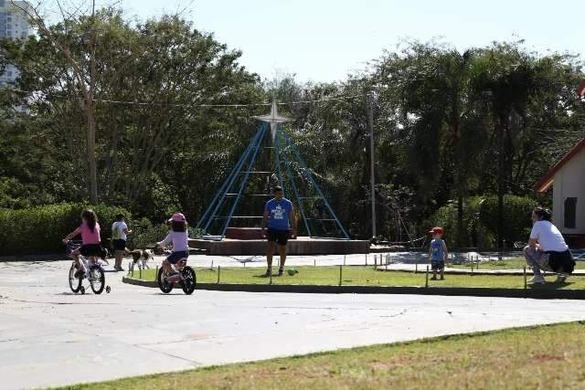 Fam&iacute;lias levam crian&ccedil;as ao domingo no Parque, maioria sem m&aacute;scaras 