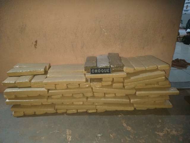 Traficante salta de ve&iacute;culo e Choque apreende 111 quilos de maconha 