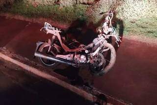 Motocicleta envolvida no acidente ficou completamente destruída (Foto: Divulgação)