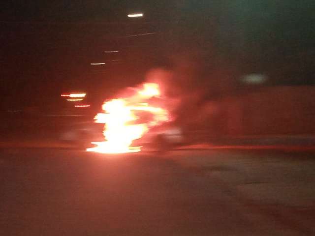 Motorista flagra carro pegando fogo no Conjunto Jos&eacute; Abr&atilde;o