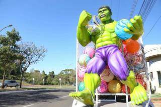 Com colaboração até do “Incrível Hulk”, bolas são vendidas nas ruas de Campo Grande. (Foto: Paulo Francis)