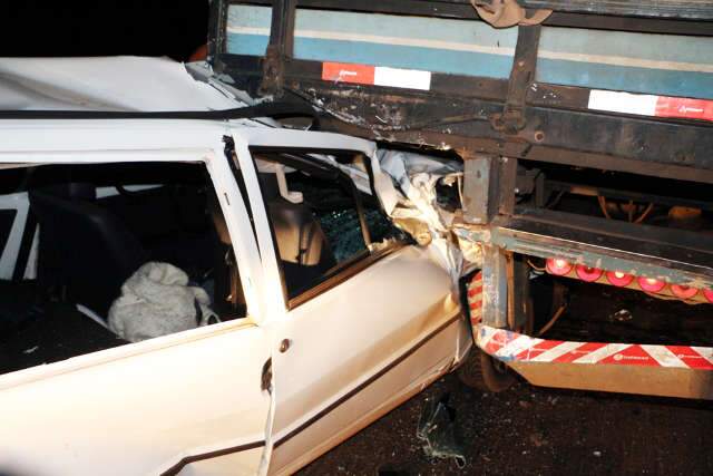 Carro fica destru&iacute;do ap&oacute;s bater em traseira de caminh&atilde;o na MS-306