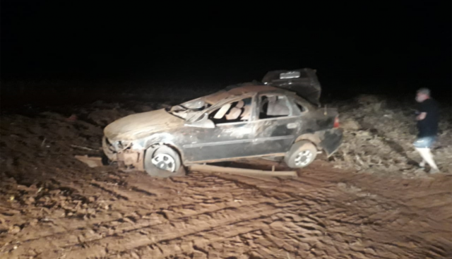 Ve&iacute;culo sai da pista e capota &agrave;s margens da rodovia BR-060