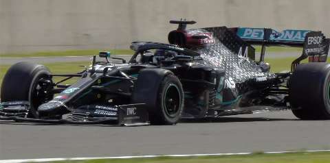 Lewis Hamilton supera pneu furado na última volta para vencer GP da Inglaterra