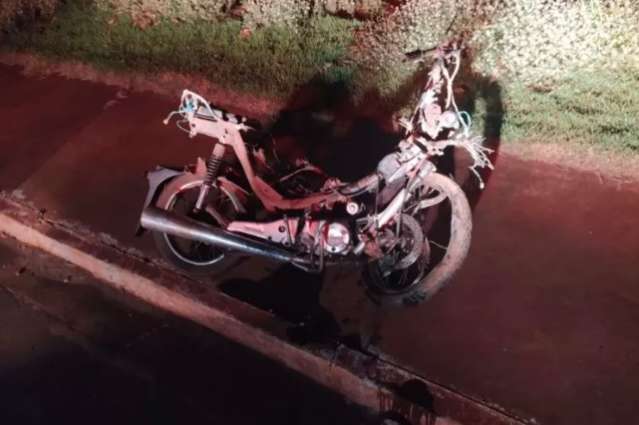 Colisão frontal entre carro e moto mata rapaz de 30 anos