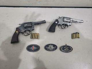 Armas e munições encontradas com presos. (Foto: Osvaldo Duarte/Dourados News)