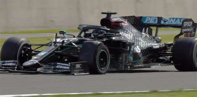 Lewis Hamilton supera pneu furado na &uacute;ltima volta para vencer GP da Inglaterra