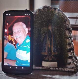 No celular, a foto de Zezão ao lado da santa Nossa Senhora Aparecida. (Foto: Arquivo pessoal)