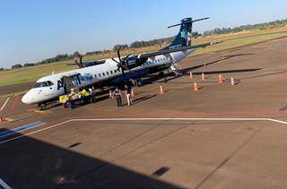 Avião da Azul no aeroporto de Dourados, nesta segunda-feira (Foto: Divulgação)
