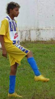 Éderson, ainda adolescente, com a camisa do Desportivo Brasil (Foto: Arquivo pessoal)