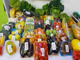 Tem várias opções de verduras, frutas e legumes como tomate, berinjela, melão, mamão, batata lavada, alface, etc. (Foto: Quitanda Delivery)