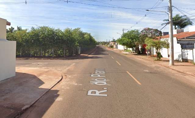 Flagrado em carro se masturbando, motorista persegue mulher