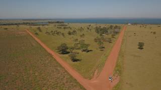 Estrada sem asfalto que dá acesso ao balenário de Anaurilândia (Foto: Chico Ribeiro - Governo MS)