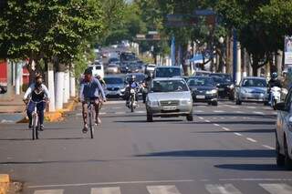 Ciclistas usando máscaras percorrem a Avenida Marcelino Pires (Foto: Eliel Oliveira)