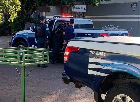 Contrabandista bate em viatura da PM e acaba preso com 1,5 mil ma&ccedil;os de cigarros