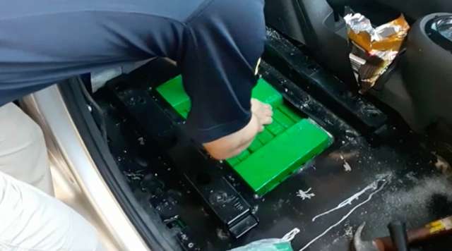 Policiais serram assoalho de ve&iacute;culo e encontra 108 quilos de maconha na BR-267