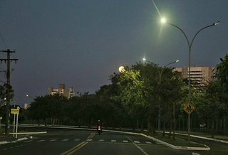 Amanhecer com céu limpo visto da Avenida Via Parque, na capital sul-mato-grossense (Foto: Kisie Aionã) 