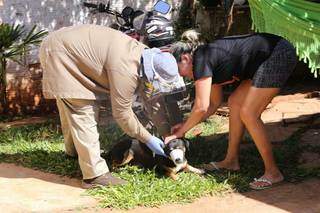 Segurando o cãozinho para que seja vacinado e protegido (Foto: Kisie Ainoã)