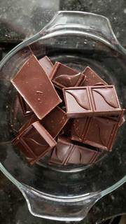 O chocolate também é usado na receita. (Foto: Aline Macedo)