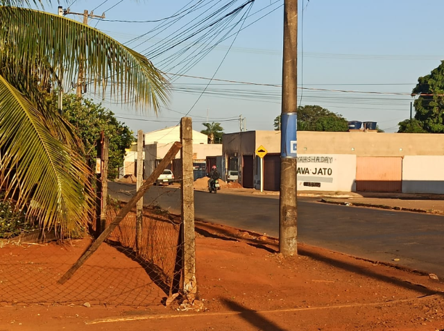 B&ecirc;bado e sem CNH, motorista de caminh&atilde;o atinge cerca de casa e vai preso 