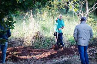 Cleber cavando o local onde uma de suas vítimas estava enterrada, na manhã do dia 15 de maio (Foto: Henrique Kawaminami)