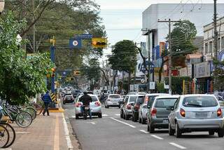 Trânsito na região central de Dourados (Foto: Divulgação)