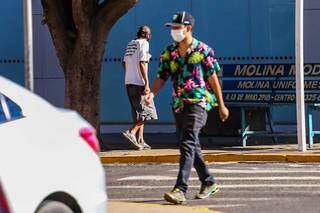 Protegido pela máscara, homem caminha no Centro de Campo Grande (Foto: Marcos Maluf/Arquivo)