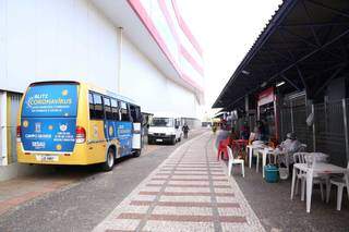 No sábado, ônibus da Blitz Covid ficou estacionado próximo ao Camelódromo (Foto: Kisie Ainoã)