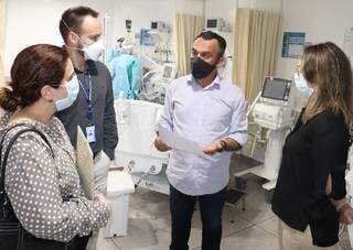 Força-tarefa criada pelo MPMS durante visita a hospital nesta terça-feira para diagnóstico da situação da saúde em relação à pandemia de covid-19. (Foto: Divulgação)