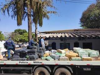 Dezenas de fardos de maconha encontrados no caminhão. (Foto: PMR) 