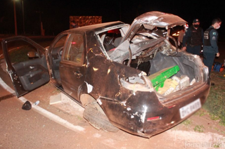 Motorista tentou fugir da polícia e só parou depois que o carro capotou (Foto: Luis Gustavo/Jornal da Nova)