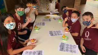 Na Escola Dente de Leite, em São Gabriel do Oeste, uso de máscaras é obrigatório para todas as idades (Foto: Facebook/Reprodução)