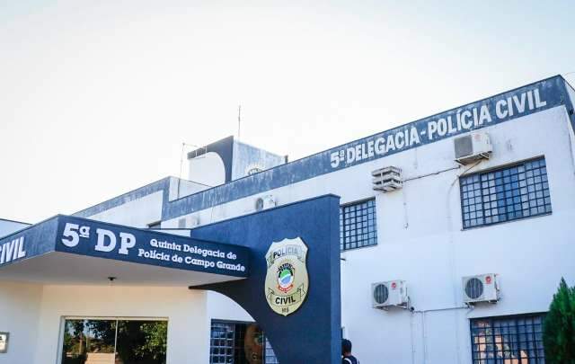 Policiais resgatam homem de porta-malas de carro abandonado 