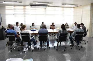 Prefeito reuniu com representantes de moradores, vereador e técnicos de duas secretarias (Foto: Assessoria vereador Eduador Romero/Divulgação)