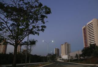 Amanhecer com céu limpo na região da Via Parque, em Campo Grande (Foto: Kisie Aionã 
