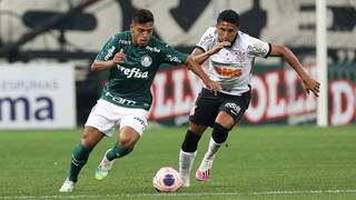 Gabriel Menino tenta fugir da marcação de Éderson no joga da fase de classificação (Foto: Palmeiras/Divulgação)