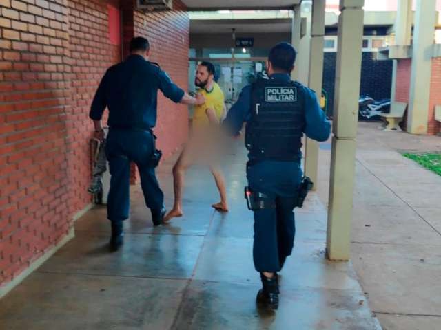 Passado o porre, caminhoneiro seminu diz que foi drogado por mulher em motel