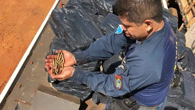 Motorista flagrado na BR-163 estava com 3,9 t de maconha e 523 muni&ccedil;&otilde;es de fuzis