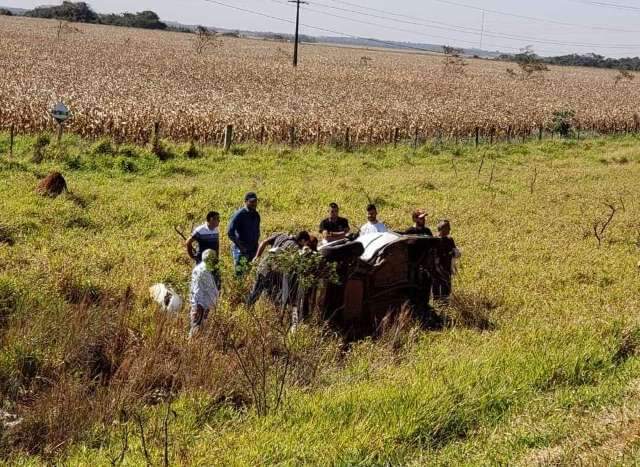 Acidente entre carreta e picape deixa mulher morta e caminhoneiro ferido