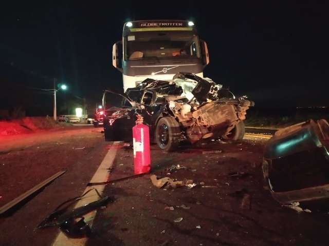 Impressionante: mesmo &#039;prensado&#039; entre caminh&otilde;es, motorista sobrevive a acidente