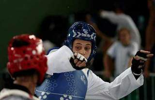 Viviane Melo, atleta do taekwondo beneficiada pelo Bolsa Atleta, durante competição (Foto: Reprodução/Facebook)