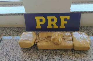 Tabletes de cocaína foram apreendidos e levados para a delegacia da cidade. (Foto: PRF)