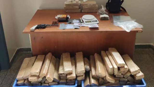 Pol&iacute;cia encontra 120Kg de maconha em ch&aacute;cara e 3 s&atilde;o presos por tr&aacute;fico