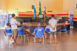 Palco recebeu espaço para televisão no pátio da Escola Municipal Doutor Plínio Barbosa Martins. (Foto: Silas Lima)