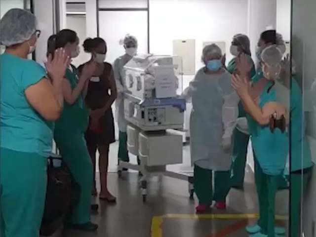 Beb&ecirc; de 1 m&ecirc;s com covid-19 recebe alta de CTI do Hospital Regional 