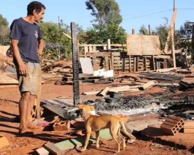 Removido de favela, William vê fogo consumir barraco às vésperas de mudança