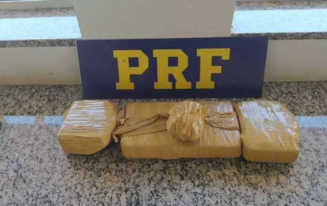 Adolescente &eacute; apreendida em carro de aplicativo com 2,2 kg de coca&iacute;na 