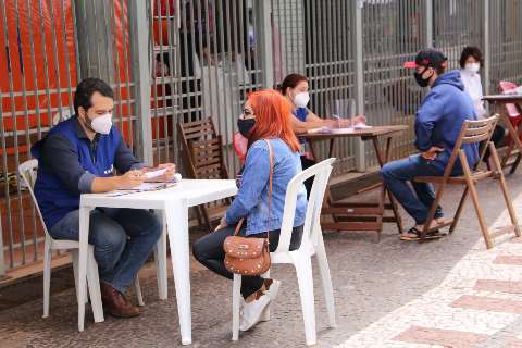 Equipe do &ocirc;nibus da Blitz Covid faz testagem r&aacute;pida no Jardim Centro-Oeste