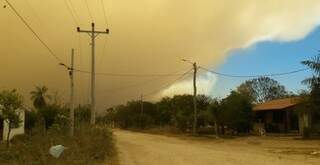 Céu é tomado pela fumaça em Puerto Suárez (Foto: Karlos Peña)